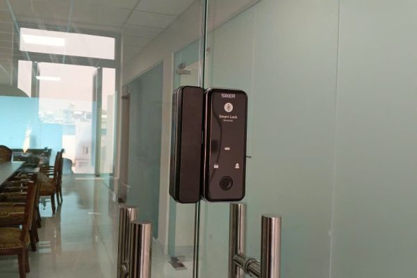 KHÓA VÂN TAY CỬA KÍNH ĐƯỢC LẮP ĐẶT TẠI VƯỜN LÀI-QUẬN 12