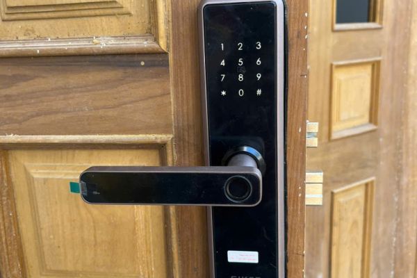 KHÓA VÂN TAY CỬA GỖ QUỐC DÂN NHÀ SIKER KTS100