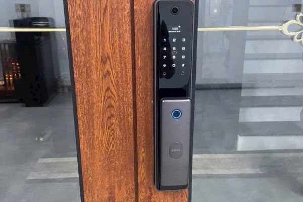 BÀN GIAO KHÓA CỬA VÂN TAY SIKER KTS110R CỬA NHÔM BẢN CÁNH LỚN TẠI QUẬN 7