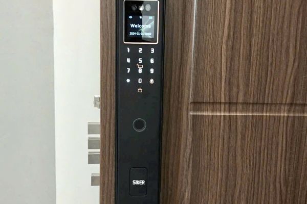 HOÀN THIỆN LẮP ĐẶT KHÓA VÂN TAY CỬA GỖ, CỬA NHÔM THỦY LỰC KTS950MC CHO KHÁCH HÀNG TẠI THỦ ĐỨC