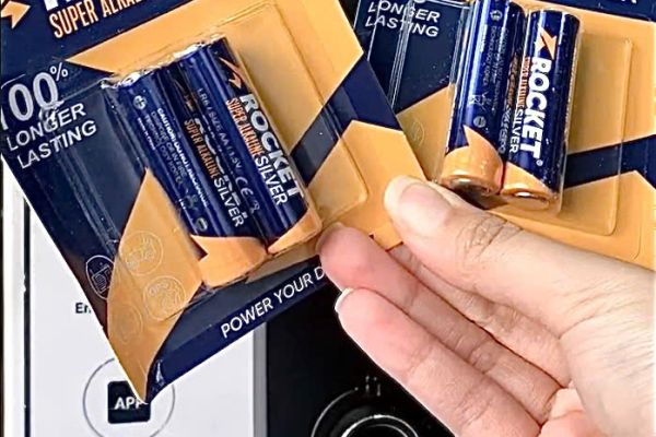 PIN KHÓA CỬA ĐIỆN TỬ DÙNG ĐƯỢC BAO LÂU? CÁCH SỬ DỤNG ĐỂ PIN BỀN 