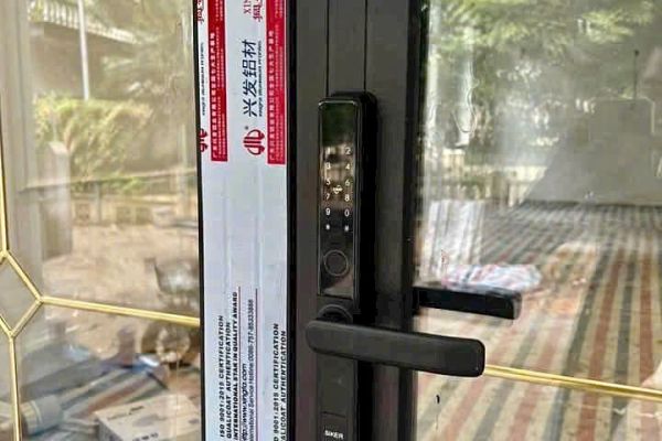 THI CÔNG KHÓA CỬA THÔNG MINH SIKER KTS105 CHO CỬA NHÔM XINGFA TẠI BÌNH TÂN