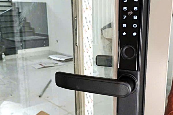 KHÓA VÂN TAY SIÊU NHẠY - LỰA CHỌN HÀNG ĐẦU CHO CỬA NHÔM