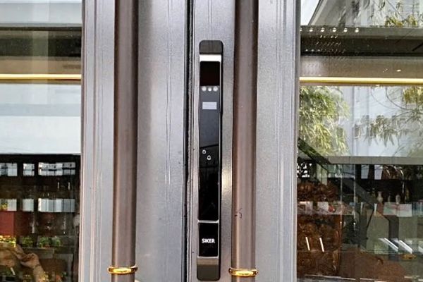 KHOÁ THÔNG MINH SIKER KTS141.3D LÊN CỬA NHÔM XINGFA TẠI QUẬN 2