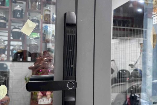 BÀN GIAO KHÓA CỬA THÔNG MINH CHO CỬA NHÔM KTS150 TẠI QUẬN 6