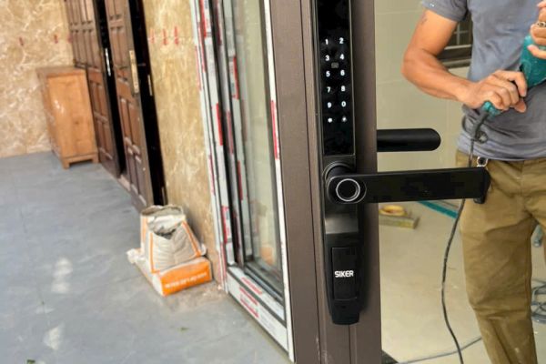 LẮP ĐẶT KHÓA CỬA THÔNG MINH SIKER KTS150 MÀU ĐEN TRÊN CỬA NHÔM XINGFA MÀU NÂU CÀ PHÊ