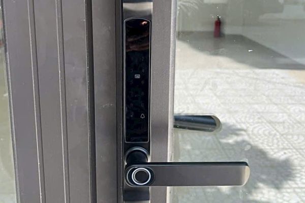 LẮP ĐẶT KHÓA CỬA VÂN TAY SIKER KTS150 CHO CỬA NHÔM XINGFA TẠI BÌNH DƯƠNG