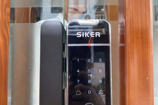 LẮP ĐẶT KHÓA CỬA KÍNH SIKER KTK 203 CHO VĂN PHÒNG TẠI QUẬN 2