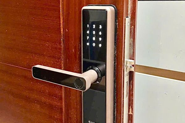 KHÓA CỬA THÔNG MINH KTS100 – KHÓA VÂN TAY GIÁ TỐT CHO CỬA GỖ, NHỰA COMPOSITE VÀ THÉP CHỐNG CHÁY