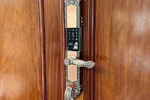 KHÓA CỬA VÂN TAY CHO CỬA GỖ LOẠI NÀO TỐT? GỢI Ý SIKER KTS131 SANG TRỌNG, BẢO MẬT CAO